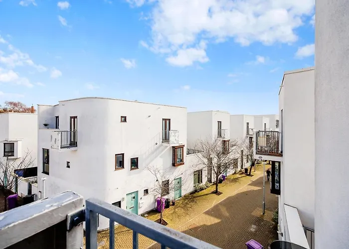 Eden 2Bedroom Apt Sleeps 6 In London With Wifi & Leisure By Maison Christo Property Short Lets & Serviced Accommodation